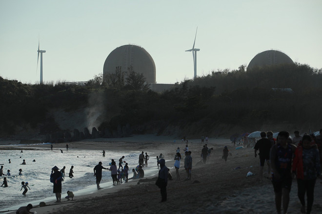 대만은 마지막으로 가동 중이던 마안산 핵발전소 2호기의 운영은 중단함으로써 '핵발전소 제로' 시대를 열었다. 마안산 핵발전소가 있는 해변은 대만의 대표적인 휴양지이며, 핵발전소가 멈춘 날에는 많은 시민이 해수욕을 즐기고 있었다. ©장영식<br>