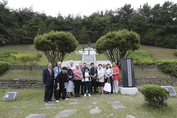 대전교구 성직자 묘역 방문 뒤. (사진 제공 = 성골롬반외방선교회)&nbsp;<br>