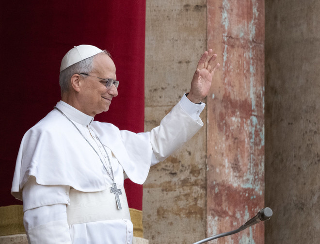 5월 11일 레오 14세 교종이 선출 뒤 첫 삼종 기도에서 베드로 광장에 있는 이들에게 손을 들어 인사하고 있다. (사진 출처 = Flickr)