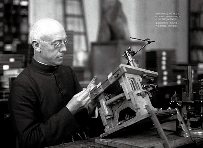 북강박물원 연구실에서 표본을 들여다보고 있는 리쌍 신부의 모습. 그는 원래 동물학자였다. 곤충학이 원래 그의 전문 분야였다. (사진&nbsp;출처 = 北疆博物院)