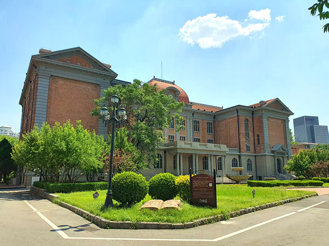 옛 천진공상대학 본관 건물. 현재 천진외국어대학 본관으로 옛 모습을 거의 그대로 가지고 있다. 이 건물 뒤쪽에 북강박물원이 있다. ⓒ오현석