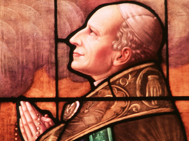사우스다코타주 미첼에 있는 성가정 성당 창문에 있는&nbsp;레오 13세 교종. 그의 1891년 노동에 관한 회칙 '새로운 사태'는 가톨릭 사회 교리의 시작을 알렸다. (사진 출처 = CNS/Crosiers)