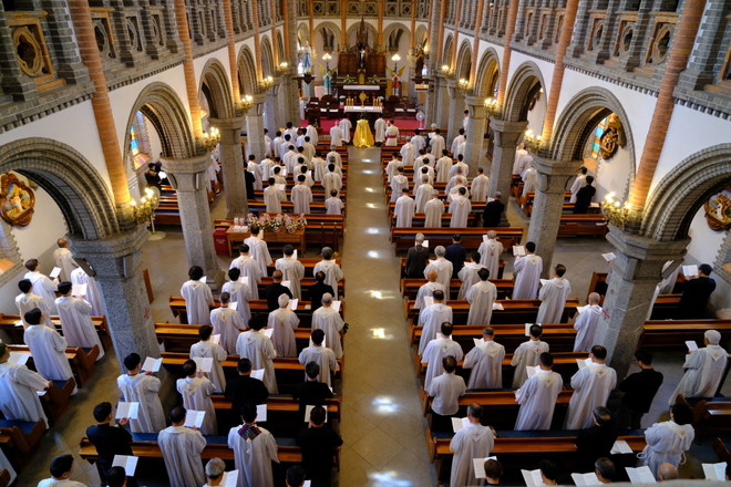 2024년 전주교구 사제 성화의 날 성시간과 미사를 봉헌하고 있는 사제들. (사진 출처 = 전주교구 누리집)