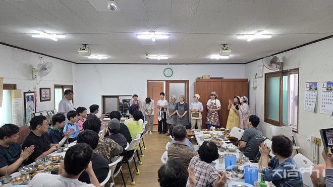 지난 12일 점심, 서울대교구 우리농촌살리기운동본부 운영위원들이 농민과 신학생들을 위해 서울부터 식재료를 준비해 와서 마련한 점심 식사 자리. ©경동현 기자<br>