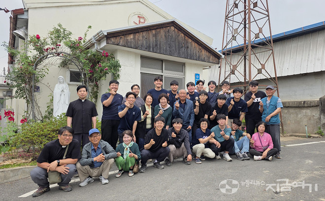 6월 13일 파견 미사 후 쌍호 공소 앞에서 가농 쌍호 분회 회원들과 신학생들. ©경동현 기자