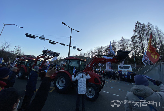 2024년 12월 22일, 첫 남태령 대첩. 함께 밤을 지새운 농민과 시민들은 오후 5시 즈음 경찰 차벽이 물러서면서 트랙터가 이동하는 모습에 함께 환호했다. ⓒ정현진 기자<br>
