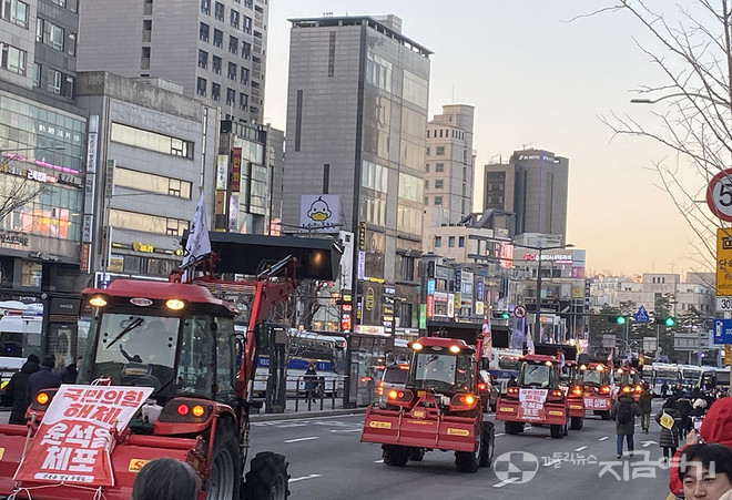 남태령을 넘어 서울로 진입한 트랙터. 이날 트랙터는 남태령을 넘었지만, 그 안에 타고 있던 농민과 트랙터를 둘러싼 농민, 농촌의 삶, 트랙터를 지탱한 '호미'들의 현실은 아직 남태령에 서 있다. ⓒ정현진 기자<br>