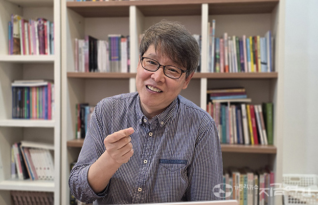 14일, 이야기 나누고 있는 신광식 공간지기. ©경동현 기자