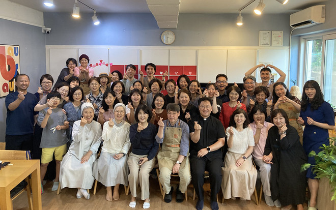 6월 7일 '청년공간 모락모락' 2주년을 맞아 함께한 이들, (사진 제공 = 청년공간 모락모락)<br>