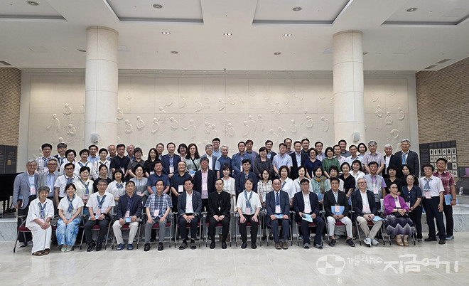 4일 개막 미사 뒤에 치명자산 성지 평화의전당 보두네홀에서 연수 참여자들. ©경동현 기자