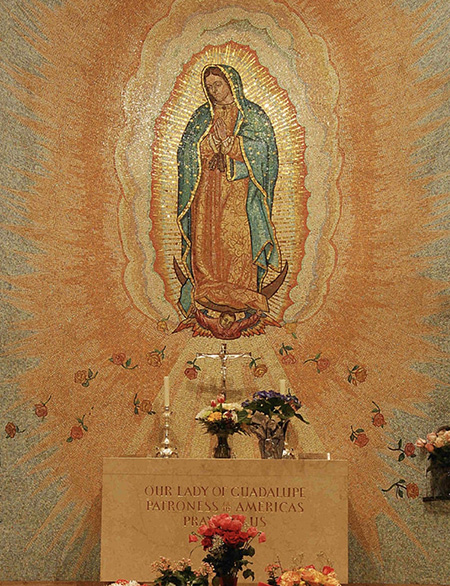 멕시코시티 과달루페 성모 성당 내부에 설치된 모자이크(조각무늬&nbsp;그림) 작품. 1531년 멕시코시티 북부 테페약 산에서 발현된 성모를 형상화했다. 1999년 교종&nbsp;요한 바오로 2세는 과달루페의 성모를 “아메리카 대룩의 수호자, 라틴 아메리카의 여제, 복중 태아의 수호성인”으로 선언했다. 프랑스의 루르드, 포르투칼의 파티마와 더불어 가톨릭 세계 3대 성모 발현 성지로 꼽힌다. (사진 제공 = 정다빈)