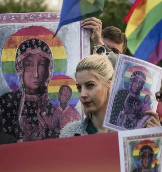소수자 연대를 비롯 민주화 운동의 깃발이 된 마리아.&nbsp;(사진 제공 = 정다빈)