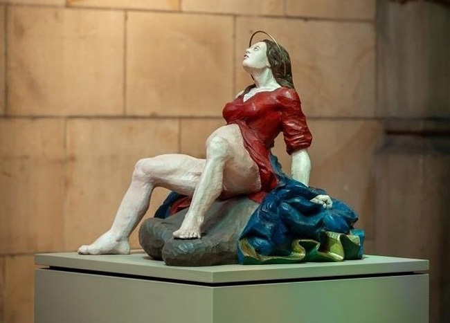 오스트리아 조형예술가 에스더 슈트라우스가 2024년에 오스트리아 린츠 성당에 설치한 성모상, ‘즉위’.&nbsp;작가가 재현한 마리아상은 예수를 출산하는 마리아로, 기존의 아름답고 매끈한 마리아상과 달리 고통에 신음하는 거친 모습이다. 발표 직후 뜨거운 신성 모독 논란이 빚어졌고, 설치 하루만에 괴한에 의해 머리가 잘려 성당에서 철거되었다. (사진 출처 = 오스트리아 린츠 성모마리아 성당 홈페이지)