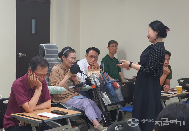 정다빈 발제자가 수강생들과 대화하고 있다. 이날 현장에 참석한 모든 참여자들은 저마다의 이야기를 꺼내 현장을 달구었다. ©정선 기자<br>