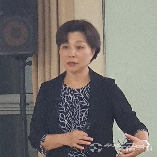 15일 '대화를 위한 여성신학' 강좌 4강을 발제하고 있는 강영옥 교수. ©정선 기자