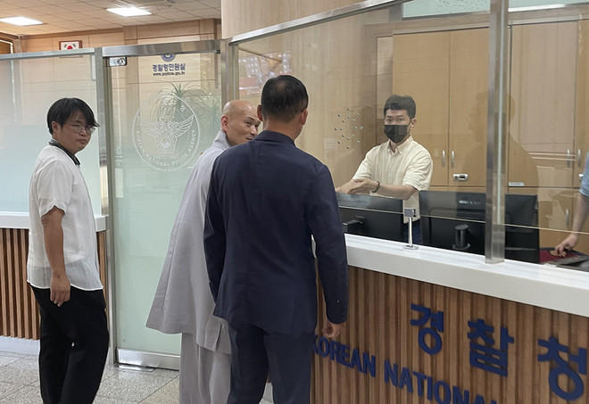 범종교 개혁 시민연대가 구속 촉구 성명서를 경찰청 국가수사본부 관계자에게 전달하고 있다. (사진 제공 = 종교자유정책연구원)<br>