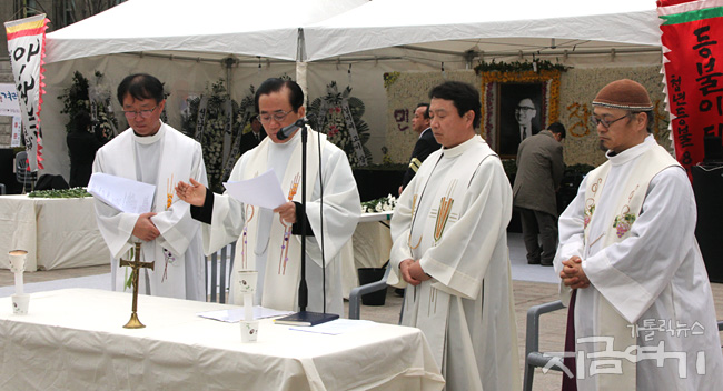 2013년 3월 28일, 서울 시청 앞에서 안충석 신부가 장준하 선생 추모 미사를 집전하고 있는 모습. ©가톨릭뉴스 지금여기