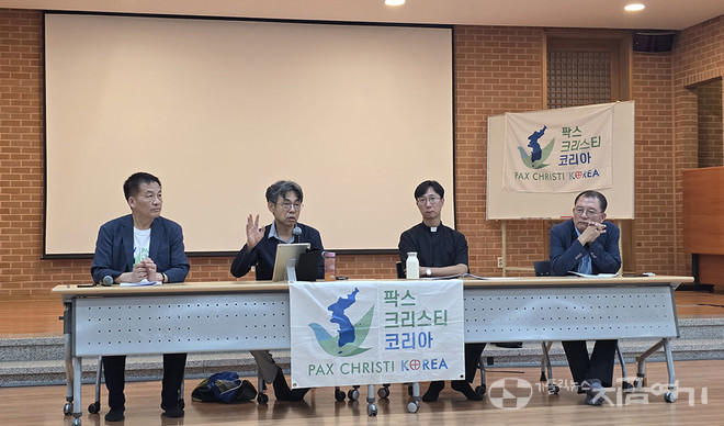 토론하고 있는&nbsp;발제자와 토론자. (왼쪽부터) 박창호 사회자, 김창수 박사, 정수용 신부, 이성훈 공동대표.&nbsp;©경동현 기자<br>