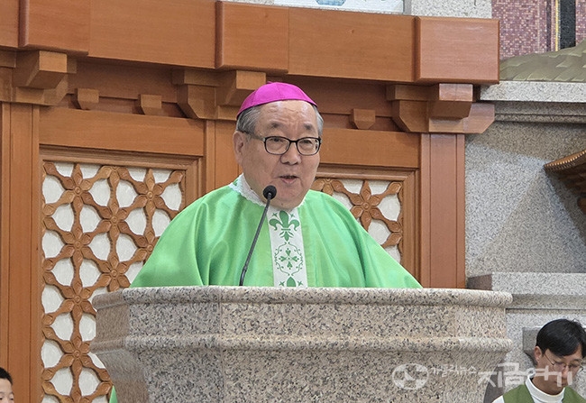한반도 평화 미사에서 강론하고 있는&nbsp;이기헌 주교.&nbsp;©경동현 기자<br>