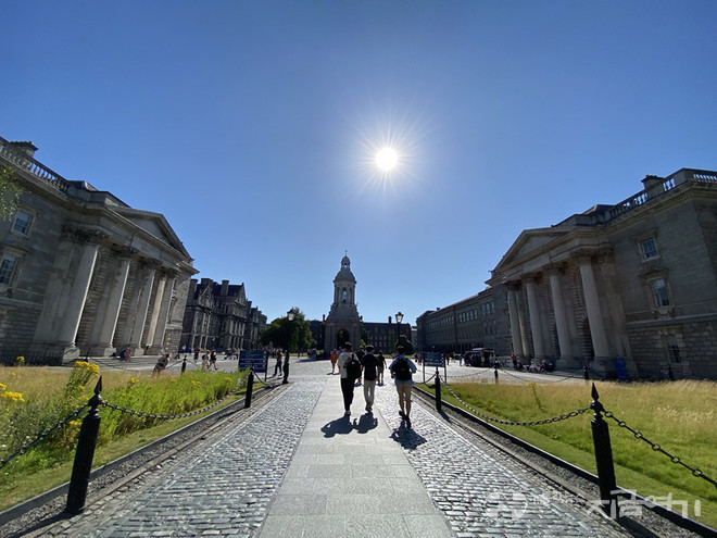 트리니티 칼리지 입구. 트리니티 대학은 500여 년 전 영국 엘리자베스 1세 여왕이 설립한 당시의 제국&nbsp;대학이다. 아일랜드의 수도인 더블린에 본교, 북아일랜드의 수도 벨파스트에 분교가 있다. ⓒ정현진 기자