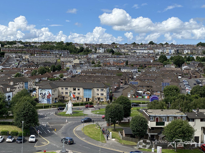 데리 성 안쪽 모습.&nbsp;아일랜드계 시민들의 비폭력 저항에 영국 특수 부대가 헬기 사격 등으로 대응하면서 인명 피해가 있었다. 런던데리의 건물에는 평화를 상징하는 벽화들이 그려져 있다. ⓒ정현진 기자