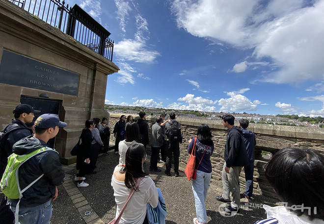 데리 성벽에서 설명을 듣는 참가자들. ⓒ정현진 기자<br>