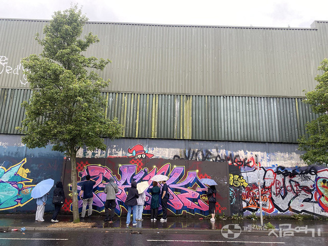 피스월은 영국계와 가톨릭계의 지역을 가르는 벽이다. 양쪽 지역 벽에 있는 메시지도 사뭇 다르다. 아일랜드와 관련된 내용 외에도 세계 각국의 분쟁과 평화에 대한 메시지들이 그려져 있다. ⓒ정현진 기자