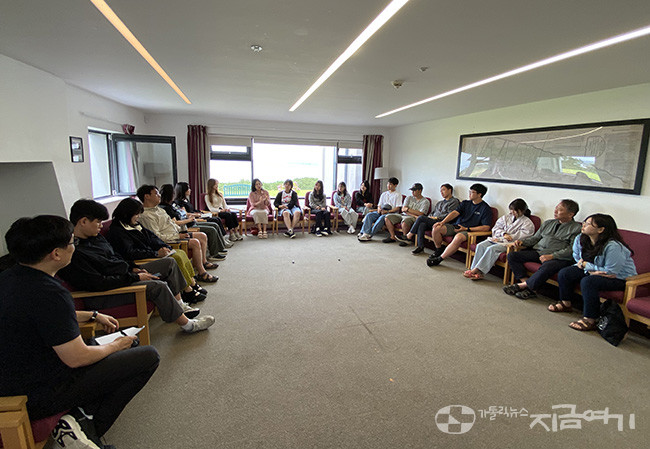 프로그램 마지막 날, 2025 가톨릭한반도평화포럼 참여자 모두가 평가와 소감을 나누었다. ⓒ정현진 기자<br>