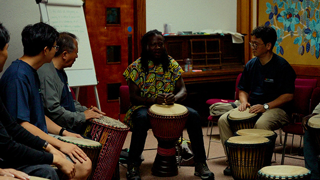 프로그램 중 하나인 예술 활동 시간. 드럼, 시 짓기, 판화 공예, 춤, 드라마 등 다양한 조별 활동이 진행됐다. (사진 제공 = 가톨릭한반도평화포럼 참가팀)<br>