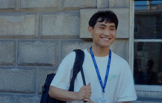 2025 가톨릭한반도평화포럼&nbsp;일정 내내 봉사를 든든히 해낸 김지우 씨. (사진 제공 = 가톨릭한반도평화포럼 참가팀)&nbsp;<br>