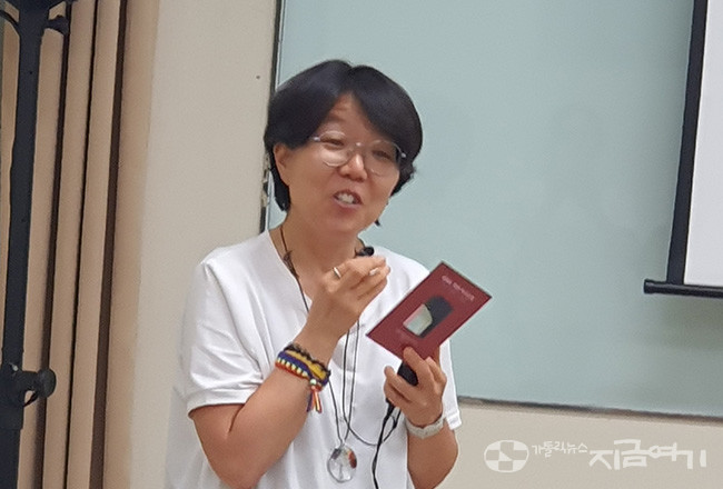 조민아 교수가 강의를 마치며 마침 기도를 제안하고 있다. ⓒ정선 기자<br>