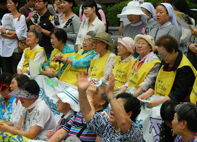 2011년 8월 서울 일본대사관 앞 집회에 참여한 위안부 할머니들. (사진 출처 = commons.wikimedia.org)