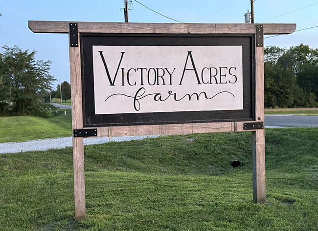 1870년대에 세워진 가족 농장을 지키면서, 자연을 느끼고 싶은 이들에게 환대를 제공하는 빅토리 에이커 농장에서, 열린 새 공동체 운동 학회. 눈앞에 펼쳐진 초원과 옛날 미국이 지닌 참된 기독교 정신을 지켜 가는 사람들을 만날 수 있어서 감사했다. ⓒ박정은<br>