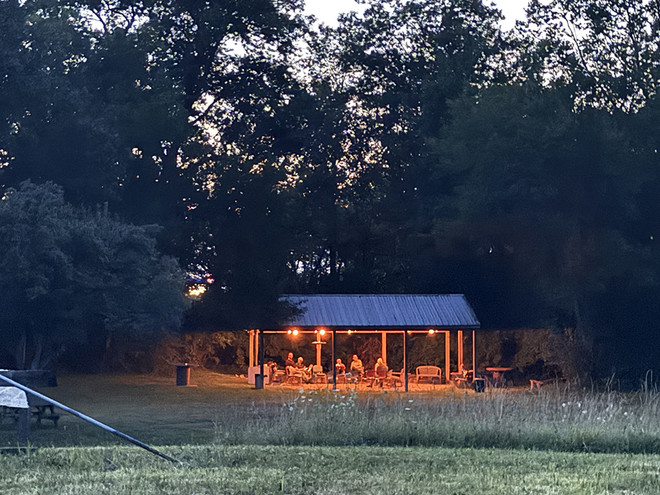 풀벌레 소리가 온 천지를 울려서 우리의 나눔이 잘 안 들릴 정도이고, 눈 앞에는 반딧불이&nbsp;춤을 추는 이 낭만적인 학회에서, 공동체의 본질을, 복음의 본질을 생각한다. ⓒ박정은<br>