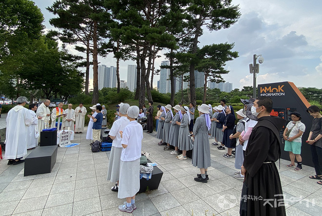 11일 오후 5시 서울 용산 대통령실 앞에서 가덕도 신공항 백지화를 촉구하는 미사가 봉헌됐다. ⓒ정현진 기자 <br>
