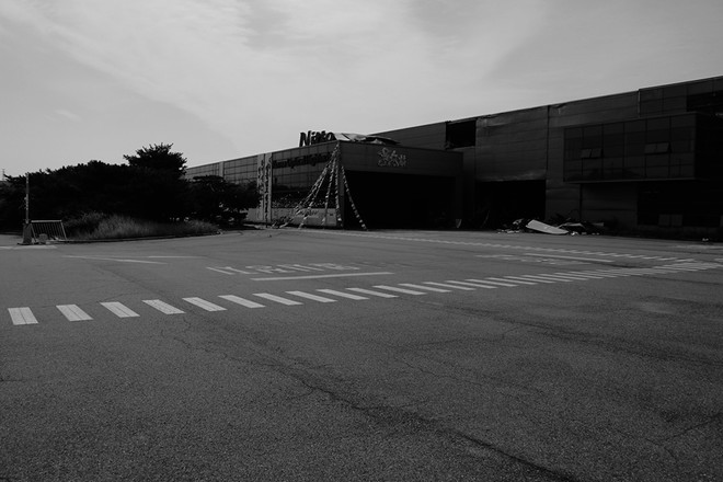 고공 농성 600일이 다가오는 구미 한국옵티칼하이테크지회 공장. 불탄 공장 옥상 위에 박정혜 노동자가 있다. ©장영식&nbsp;