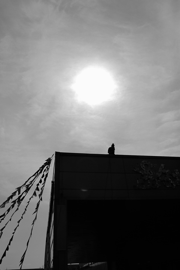 폭염 속 고공은 46도가 넘는 고온이 계속되고 있다. 오죽했으면 한국옵티칼하이테크 지회장이 "나무라도 뽑아 고공에 올려 주고 싶다"라고 했을까. 우리 모두 고공 위의 노동자들에게도 광복 80년의 해방의 빛을 함께할 수 있도록 희망이 되어야 한다.&nbsp;©장영식&nbsp;