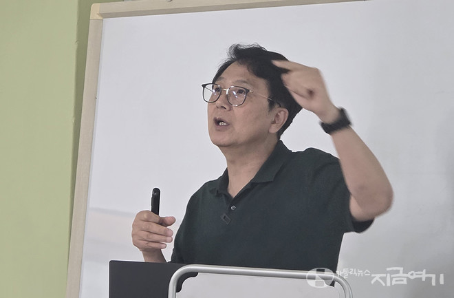 황경훈 선임연구원이 'AI와 민주주의 그리고 종교'를 발제하고 있다. ©경동현 기자