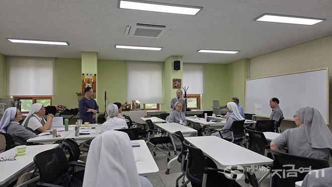 조별 토론 뒤에&nbsp;나눔 결과를 소개하고, 경청하고 있는 참가자들.&nbsp;©경동현 기자<br>