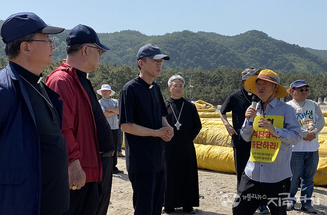 2023년 5월 (검은 모자에 사제복 입은) 유경촌 주교가 주교 현장 체험에 참여해, 삼척 석탄화력발전소 건설 현장을 찾았다. ⓒ정현진 기자&nbsp;<br>