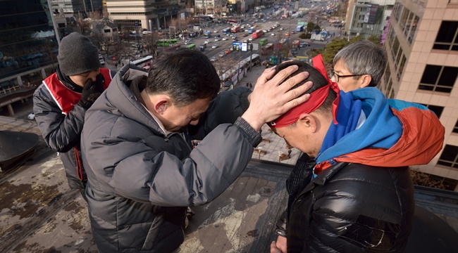 2014년 12월, 유경촌 주교가 당시 서울 신문로 30미터 높이 광고판에서 30일째 고공 농성을 한 케이블방송 해고 노동자를 찾았다. 나중에 알려진 바로 유 주교는 높은 곳에 올라가는 것을 어려워했지만, 두려움을 감수하고 기중기를 타고 올라가 이들을 격려하고 강복했다.&nbsp;(지금여기 자료 사진)