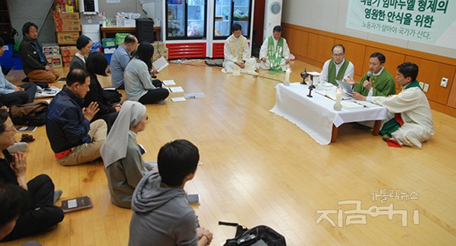 2016년 10월 백남기 농민의 빈소에서 봉헌된 미사에 유경촌 주교가 함께했다. ©가톨릭뉴스 지금여기<br>