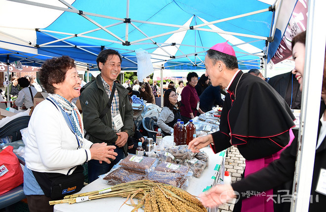 2023년 11월, 서울대교구 명동대성당에서 열린 가을걷이 감사 미사와 도농한마당에서 유경촌 주교가 가톨릭농민회 회원들을 만나고 있다. (지금여기 자료 사진)