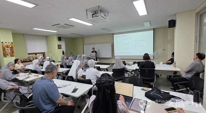 이미영 선임연구원의 '청년 세대와 젠더 갈등' 발제를 경청하고 있는 참가자들. ©경동현 기자<br>
