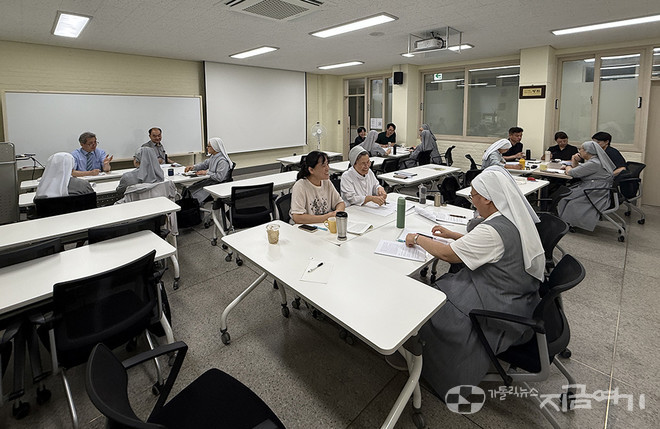 발제 후 모둠별로 나눔에 참여하는 참가자들. ©경동현 기자<br>