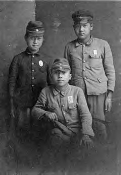 1945년 피난 당시의 강덕상(뒤쪽 왼편).&nbsp;©강덕상자료센터