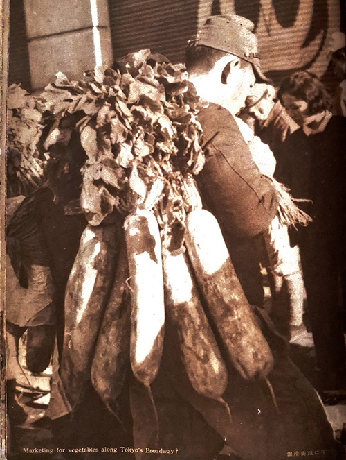 긴자 거리에서 채소를 파는 사람.&nbsp;©강덕상자료센터