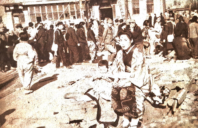 신주쿠에서 쉬는 모녀.&nbsp;©강덕상자료센터