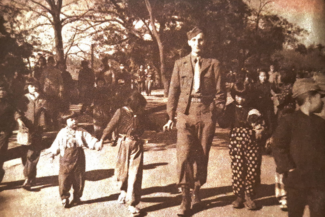 우에노 공원의 미군과 아이들.&nbsp;©강덕상자료센터