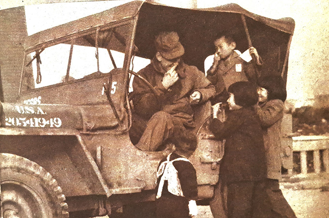 미군과 소녀들.&nbsp;©강덕상자료센터